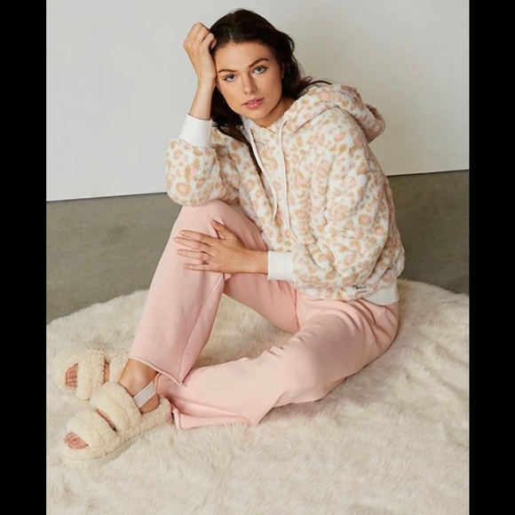 UGG Softest Sherpa Hoodie - Brand New With Tags - Picture 4 of 9